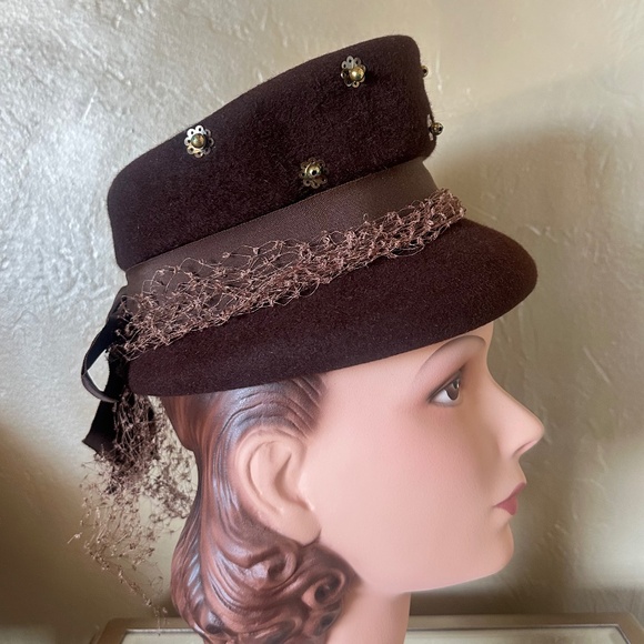 COMELY 1940s\' BROWN VELOUR FELT HAT + GOLD STUDS & VEILING main image 8